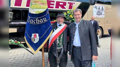 Ampertaler Fähnrich Uwe Pohl mit Ministerpräsident Markus Söder (re).  (Foto: Uwe Pohl)