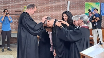 Dekan Felix Reuter segnete Pfarrer Roman Breitwieser und seine Frau Carla. (Foto: Gem)