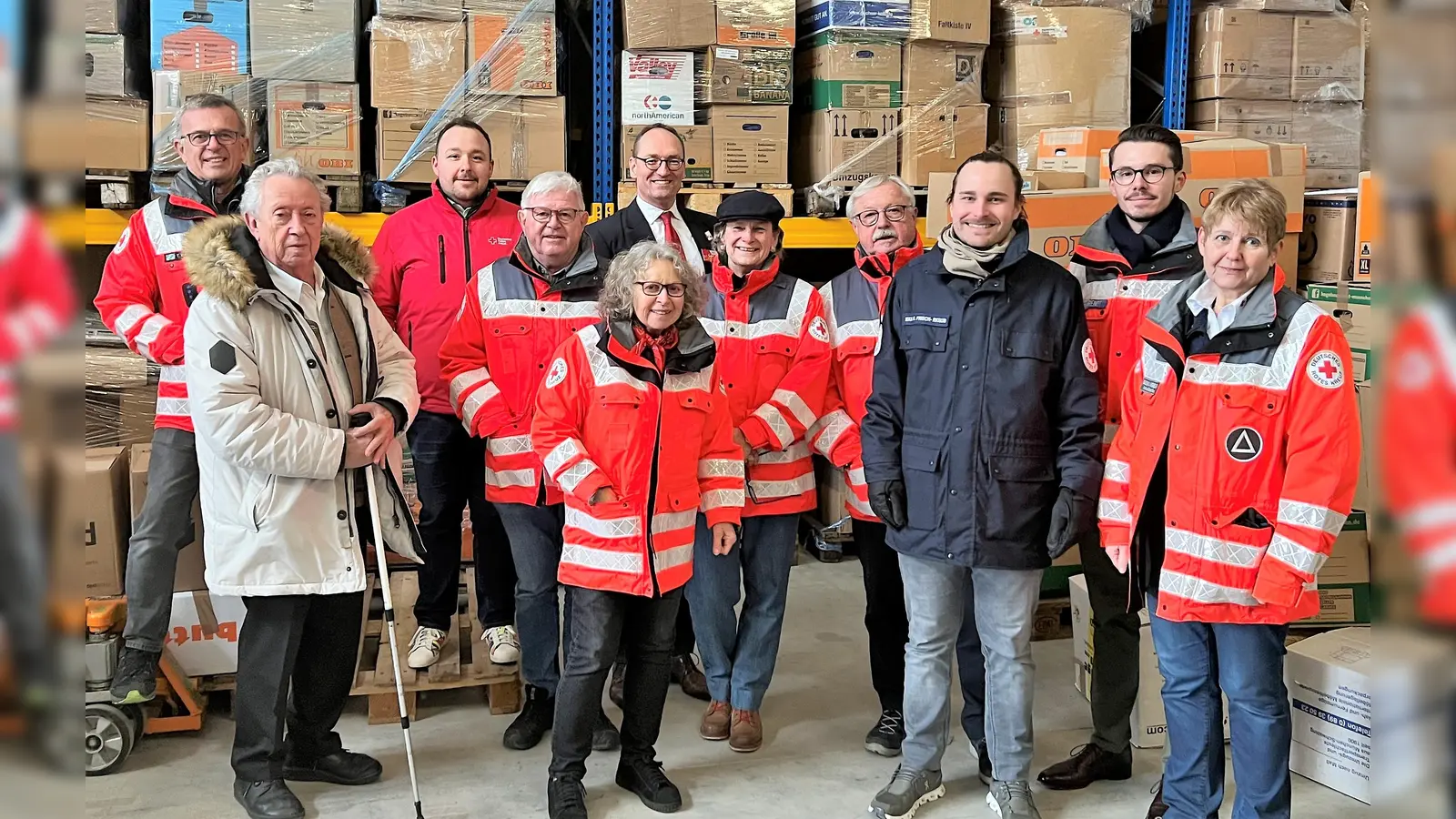 Das Team der Internationalen Hilfe in der neuen Lagerhalle. (Foto: BRK Dachau)