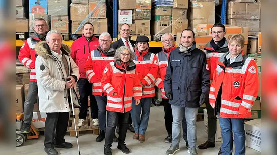 Das Team der Internationalen Hilfe in der neuen Lagerhalle. (Foto: BRK Dachau)