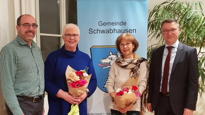 Sozialreferent Florian Scherf, Hildegard Schuster, Gisela Hahn-Collesei und Bürgermeister Wolfgang Hörl. (Foto: Gemeinde Schwabhausen)