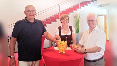 Alfred Reiner (li), Susanne Allers und Peter Haug bei der Auslosung der Vorrundengruppen. (Foto: Sparkasse)