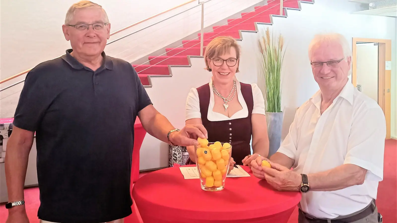 Alfred Reiner (li), Susanne Allers und Peter Haug bei der Auslosung der Vorrundengruppen. (Foto: Sparkasse)