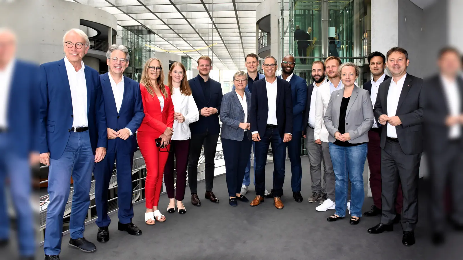 Michael Schrodi (7. von re) mit den SPD-Abgeordneten der AG Finanzen. (Foto: SPD)