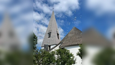 So hoch wie der Turm der Dachauer Friedenskirche wollen sich die Teilnehmenden an der Aktion „Büchertürme 2024” lesen. (Foto: Evang.-Luth. Pfarramt Friedenskirche Dachau)