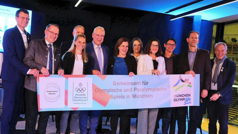 Mit einer hochkarätig besetzten Podiumsdiskussion haben die Befürworter der Olmypiabewerbung punkten können. Mit von der Partie unter anderem: StM Jochen Herrmann, Marion Schöne Olympia Park GmbH, Michal Teuber. BM Verena Dietl und Dr.Christian Tröger.  (Foto: Robert Bösl)