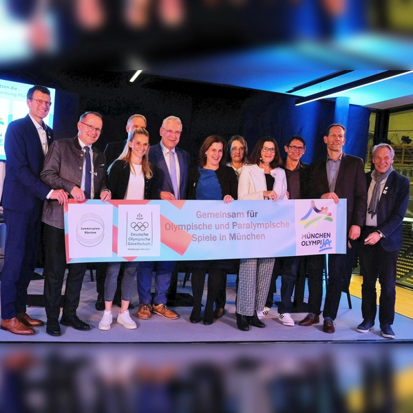 Mit einer hochkarätig besetzten Podiumsdiskussion haben die Befürworter der Olympiabewerbung punkten können. Mit von der Partie unter anderem: Sportminister Jochen Herrmann, Marion Schöne (Olympia Park GmbH), Michael Teuber, Bürgermeisterin Verena Dietl und Christian Tröger.  (Foto: Robert Bösl)