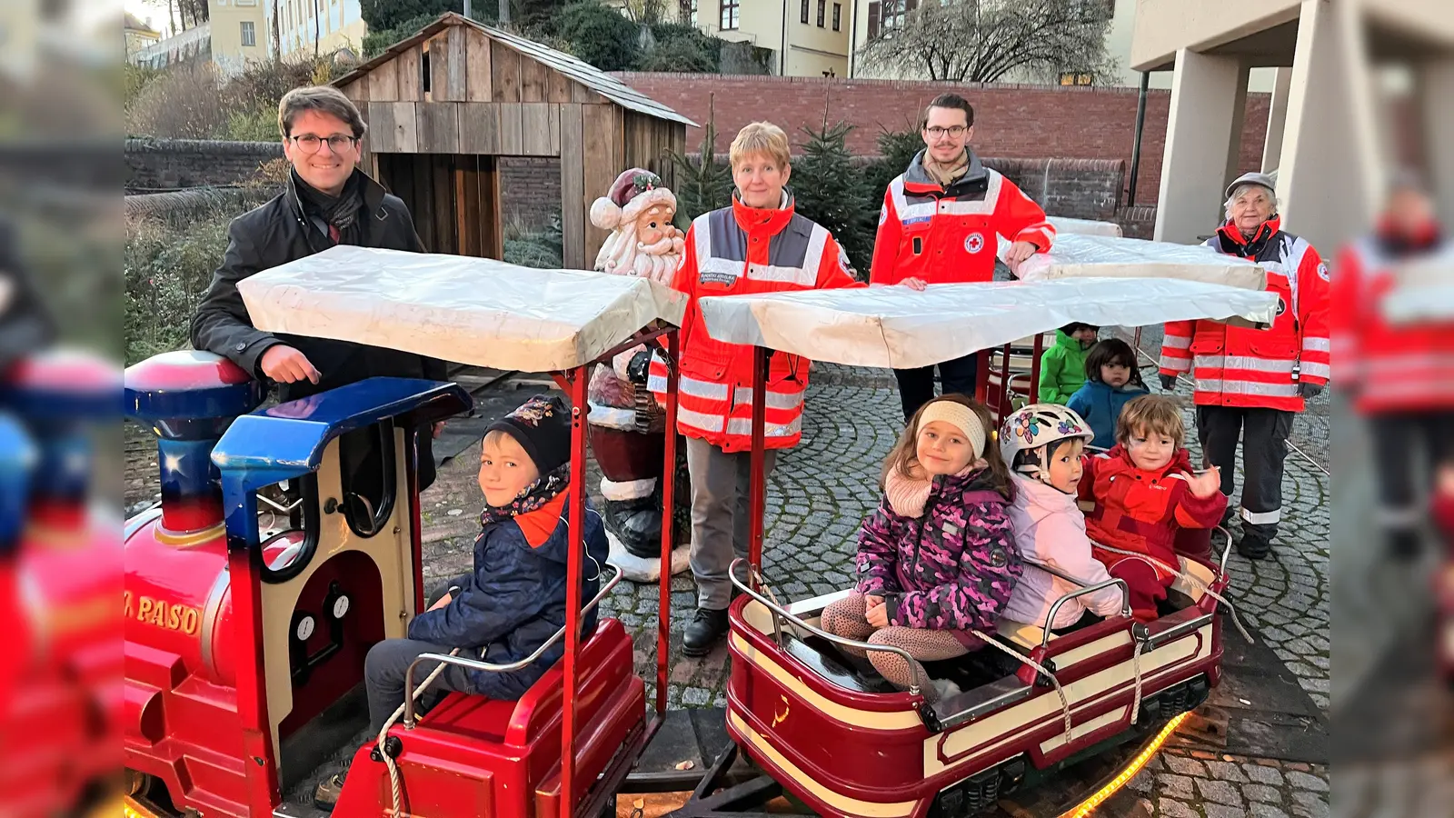 OB Florian Hartmann, Angelika Gumowski, Dennis Behrendt und Gudrun Boer (von li), im Zug Lenny, Jana, Marlene, Christoper, Malen und Elias. (Foto: red)
