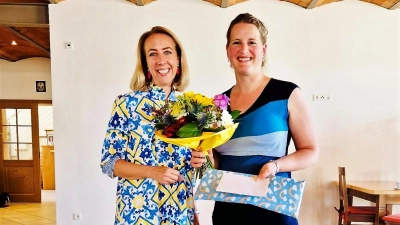 Stephanie Burgmaier gratuliert Lena Eberl (re). (Foto: privat)