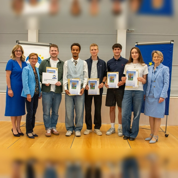 Alexandra Böhm (Europäischer Wettbewerb – Landesbeauftragte Bayern, links), die weitere stv. Bezirkstagspräsidentin Friederike Steinberger (Zweite von links) und Anne Radlinger (Regierung von Oberbayern, rechts) zeichneten das Christoph-Probst-Gymnasium in Gilching aus. (Foto: Bezirk Oberbayern / Jennifer Sandmeyer)