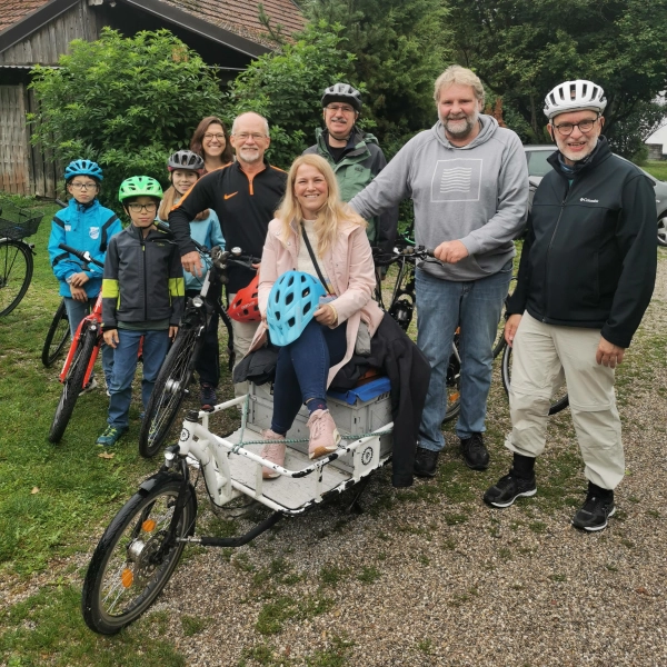 Eine Gruppe fuhr von Gröbenzell nach Karlsfeld u. a. mit den Bürgermeistern Martin Schäfer (2. v. r.) und Stefan Handl (4. v. r.).  (Foto: WestAllianz)