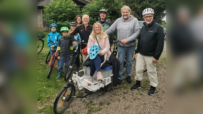 Eine Gruppe fuhr von Gröbenzell nach Karlsfeld u. a. mit den Bürgermeistern Martin Schäfer (2. v. r.) und Stefan Handl (4. v. r.).  (Foto: WestAllianz)