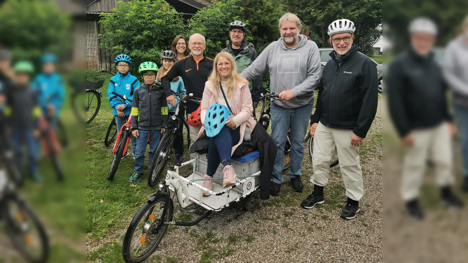 Eine Gruppe fuhr von Gröbenzell nach Karlsfeld u. a. mit den Bürgermeistern Martin Schäfer (2. v. r.) und Stefan Handl (4. v. r.).  (Foto: WestAllianz)