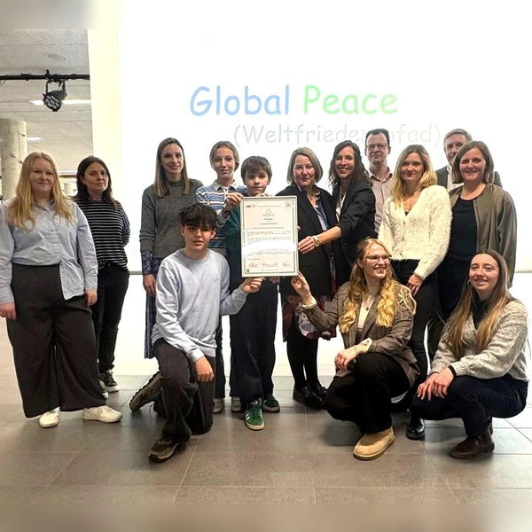 Die Schulgemeinschaft erhielt das Zertifikat der LMU überreicht.  (Foto: LRA, Sina Török)