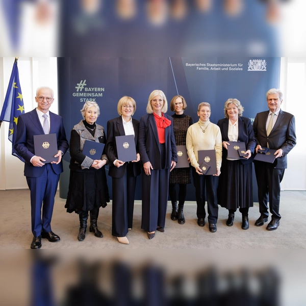 Sozialministerin Ulrike Scharf (Vierte von links) überreichte das Bundesverdienstkreuz u.a. an Hannelore Gräfin von Quadte-Wykradt-Isny und Wulf Freiherr von Schimmelmann (beide rechts). (Foto: Martina Nötel / StmAS)