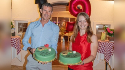 Strahlende Sieger: die neue Golfmeisterin Carolin Steingrübner vom Münchner GC mit dem neuen Dachauer Golfmeister Philipp Uscharewitz vom GC München Eichenried. (Foto: dek)