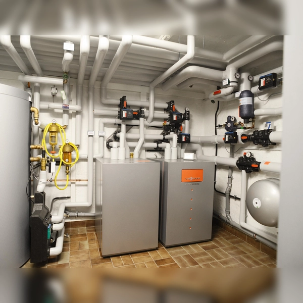Hausbesitzer öffnen ihre Heizungskeller und zeigen ihre Wärmepumpe. (Foto: Bundesverband Wärmepumpe e.V.)
