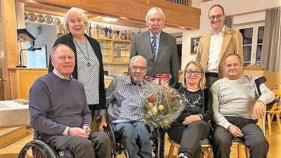 Verabschiedung mit (von li) Sepp Pröbstl, Charly Schiele mit Frau Rosy und Michael Layko, (hinten) Brigitte Kuchler, Michael Reindl und MdL Bernhard Seidenath. (Foto: SHG Dachau)