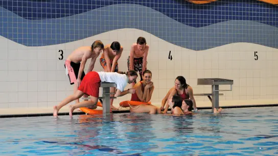 Der Spaß kommt beim Training der Wasserwacht-Jugend Ainhofen nicht zu kurz. (Foto: BRK Kreiswasserwacht)