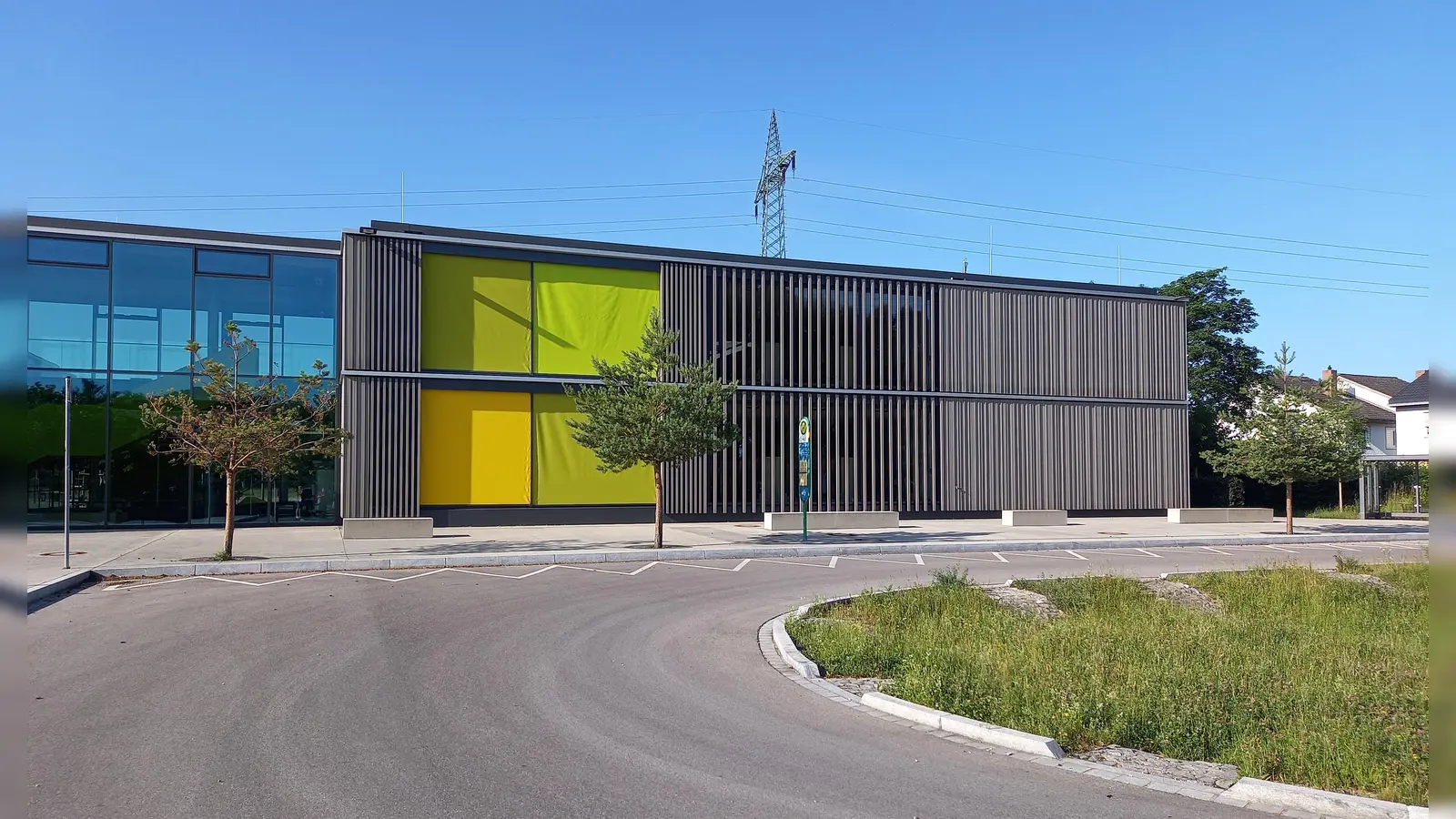 Vor der Grundschule steigen einige Kinder zur gefährlicheren Fahrbahnseite hin aus. (Foto: Hildebrand/ACE)