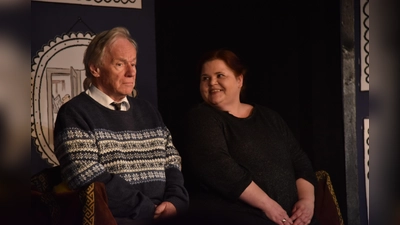 „Loriot du dödel di“ im Hoftheater: Gudrun Wilk und Herbert Müller in Loriots „Fernsehabend” (Foto: Hoftheater Bergkirchen, Ulrike Beckers)