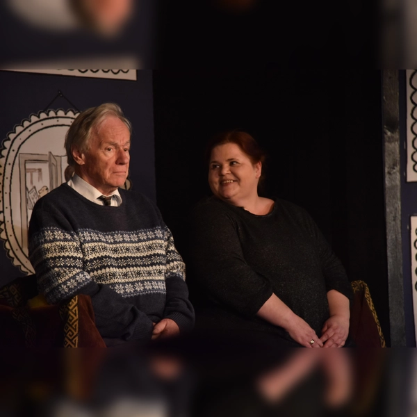 „Loriot du dödel di“ im Hoftheater: Gudrun Wilk und Herbert Müller in Loriots „Fernsehabend” (Foto: Hoftheater Bergkirchen, Ulrike Beckers)