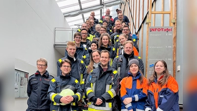 Gemeinsame Wetteinlösung: Die Dachauer Feuerwehr und OB Florian Hartmann (vorne 2. von li). (Foto: FF Dachau)