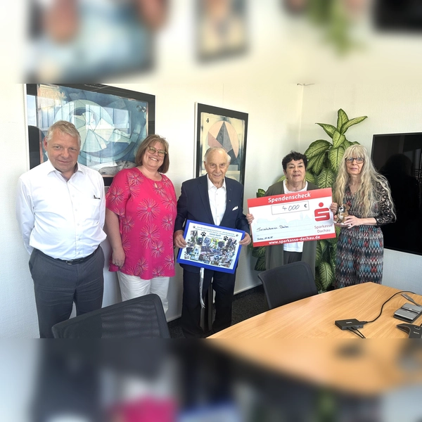 Helmut Rosenthal (Stiftungsrat), Kerstin Kolwerk (Buchhaltung), Hans Rapp, Beate Pretzner (Geschäftsführerin) und Silvia Gruber bei der Spendenübergabe. (Foto: TH Dachau)