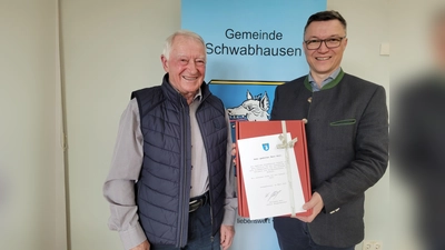 Bürgermeister Wolfgang Hörl verabschiedet seinen Vater Josef Hörl als Feldgeschworenen. (Foto: Gem)