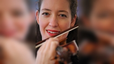 Elisabeth Maria Krauß, die schon bei zahlreichen Konzerten im In- und Ausland sowohl auf der Geige als auch auf der Bratsche zu hören war, begleitet das Sinfonieorchester.  (Foto: Annekathrin Nagel.)