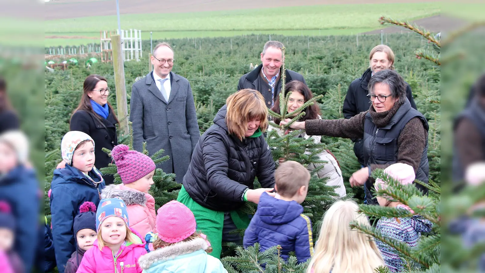 Dieser Christbaum soll es sein! Begleitet haben die Kinder (hinten von li) Martina Purkhardt, Bernhard Seidenath, Stefan Spennesberger und Richard Reischl. (Foto: dek)
