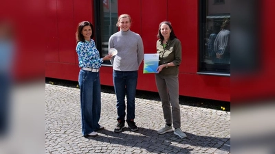 Daniela Treffler (l.) und Martha Ullmann (r.) überreichen Kilian Breunig die Unterlagen (Foto: Sparkasse Dachau)