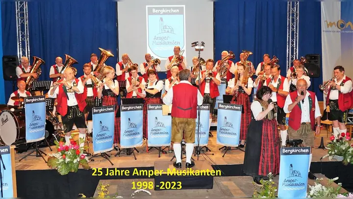 Die Amper-Musikanten aus Bergkirchen feiern heuer ihr 25-jähriges Bestehen. (Foto: Amper-Musikanten)