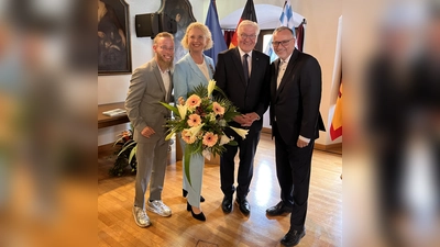 Lukas, Silke und Oliver Mader gemeinsam mit Bundespräsident Frank-Walter Steinmeier. (Foto: EFCNI)
