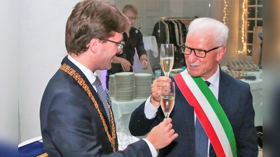 OB Florian Hartmann und Fondis Bürgermeister Beniamino Maschietto beim Festakt im Dachauer Schloss mit Eintrag Maschiettos im Goldenen Buch der Stadt Dachau. (Foto: Stadt Dachau)