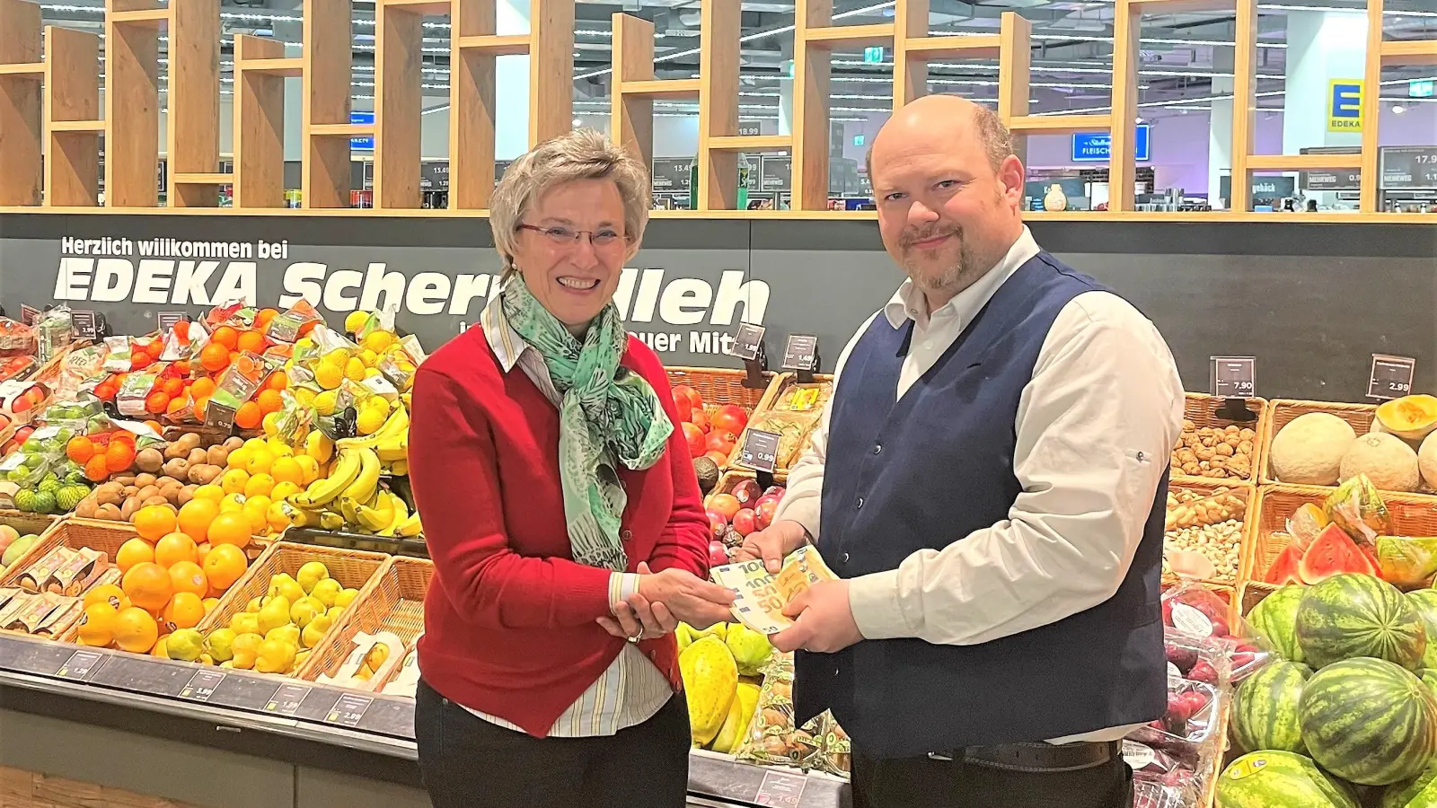 Daniel Schermelleh und Maria Beyer-Dick bei der Spendenübergabe. (Foto: Caritas)