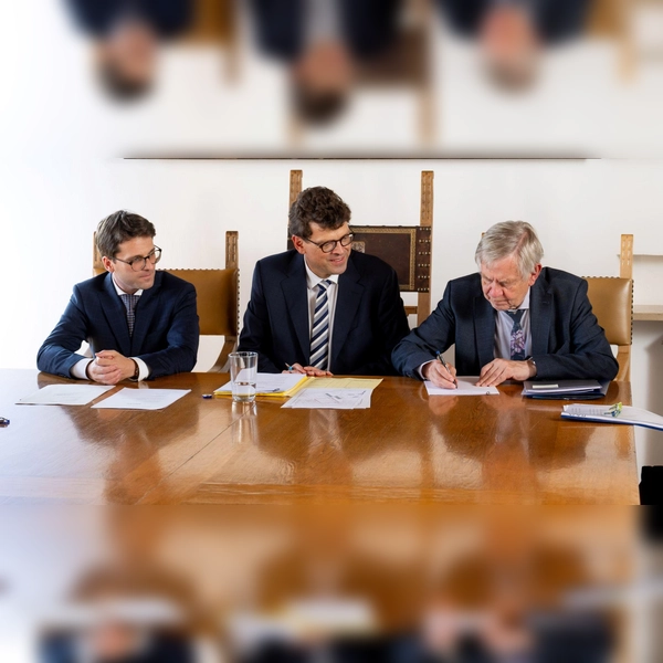 Unterzeichnung des notariellen Vertrages über die Übernahme von Teilflächen des ehemaligen „Kräutergartens“ durch die Stiftung Bayerische Gedenkstätten (von links): Dachaus Oberbürgermeister Florian Hartmann, Notar Felix Odersky und Karl Freller (Stiftungsdirektor). (Foto: Stiftung Bayerische Gedenkstätten/Tobias Hase)