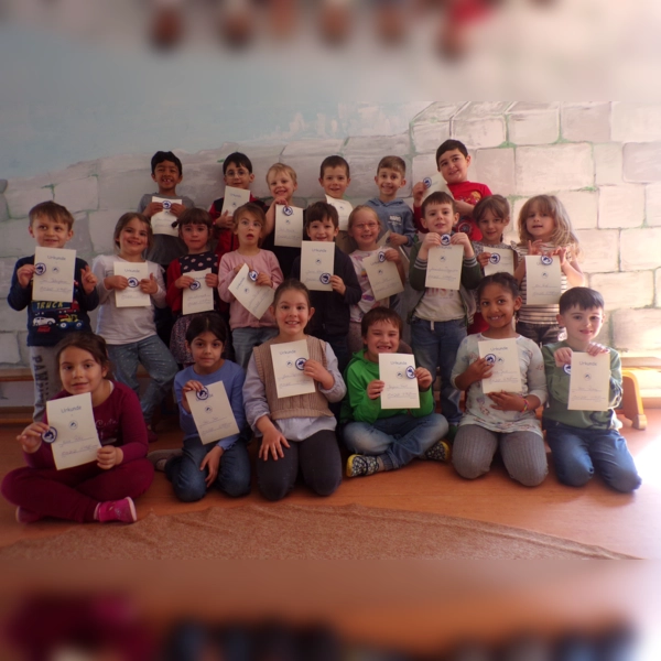 Stolz präsentieren die Vorschulkinder ihre Abzeichen und Urkunden. (Foto: BRK - Kreisverband Dachau)