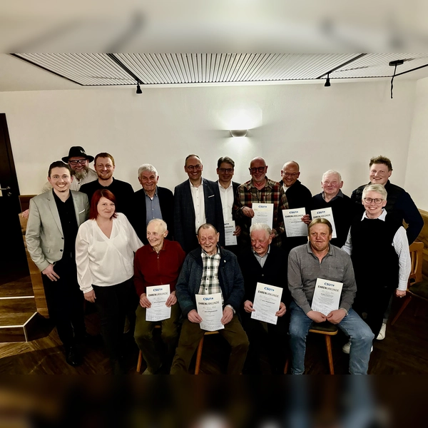 Der Designierte Bürgermeister Johannes Stadler (l.) freute sich mit vielen CSU-Mitgliedern über das Wahlergebnis.  (Foto: CSU Petershausen)