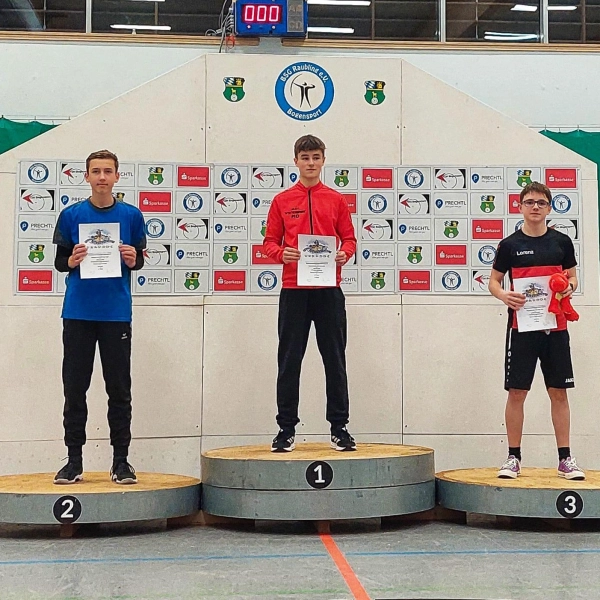 Lorenz Krammer (r.) belegte den dritten Rang in der Jugendklasse männlich Recurve. (Foto: TSV Dachau 1865)