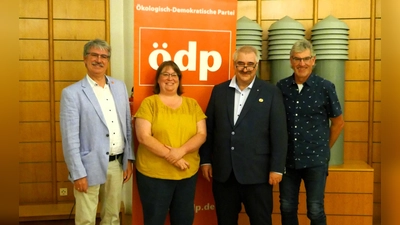 Apotheker Wolfgang Reiter (3. von li) mit den Dachauer Kandidatinnen und Kandiaten zur Landtags- und Bezirkstagwahl (von li) Adrian Heim, Lydia Bartmann und Paul Böller. (Foto: ÖDP Dachau)