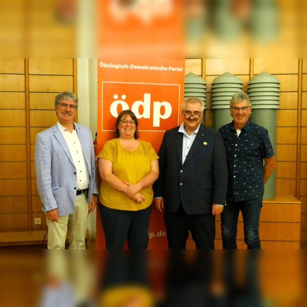 Apotheker Wolfgang Reiter (3. von li) mit den Dachauer Kandidatinnen und Kandiaten zur Landtags- und Bezirkstagwahl (von li) Adrian Heim, Lydia Bartmann und Paul Böller. (Foto: ÖDP Dachau)