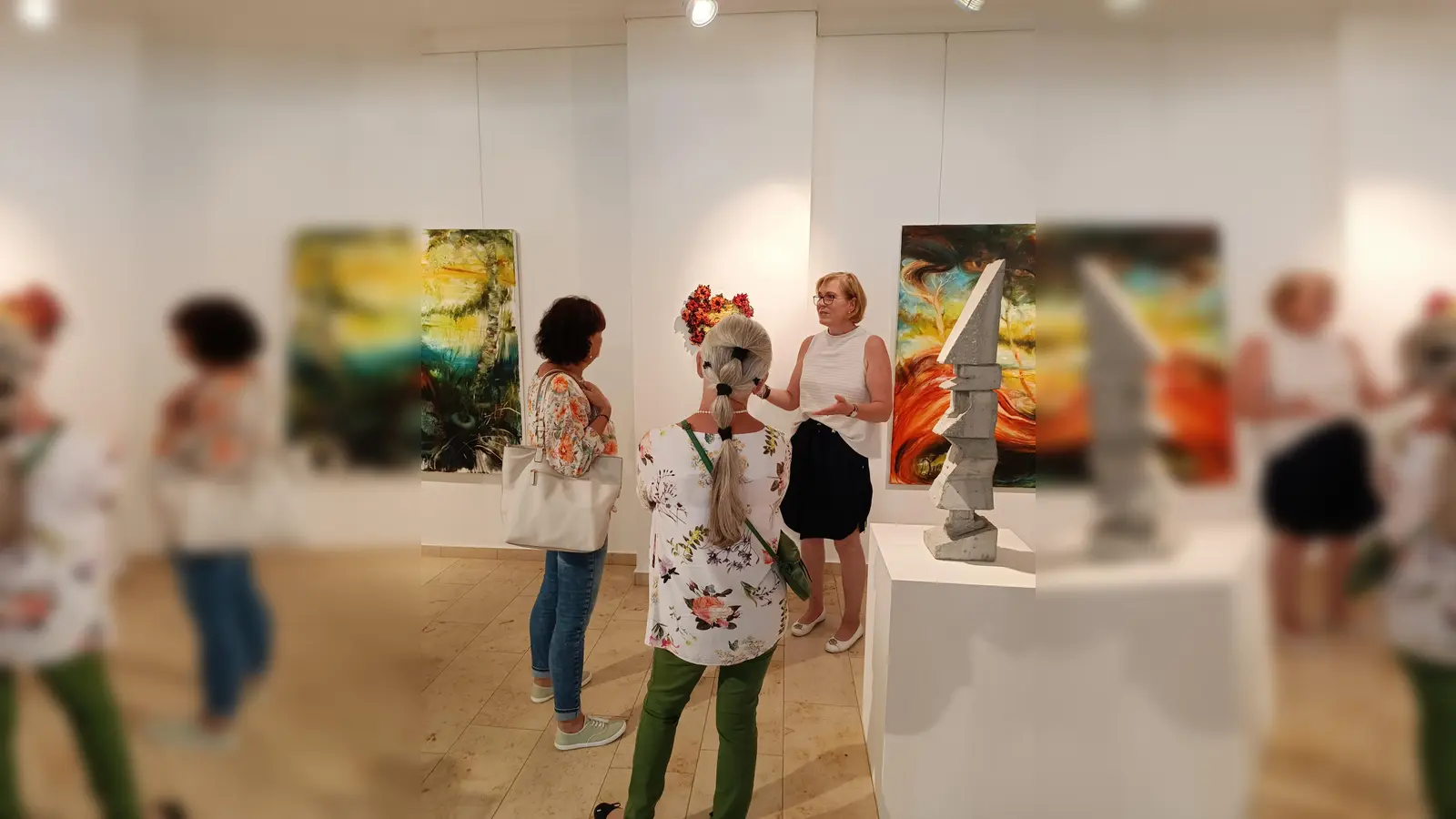 Susanne Allers (r.) führt Besucher durch die Ausstellung. (Foto: Susanne Allers)