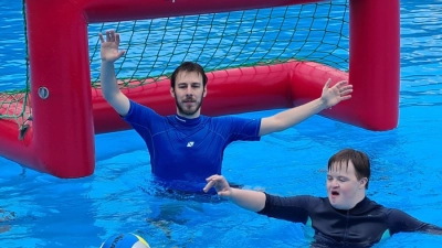 Fair Play und körperloses Spiel beim Aquaball. (Foto: Bunnyhunters Dachau)