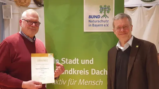 Peter Heller (re) überreichte Hans Staudinger die Ehrenurkunde und die goldene BN-Nadel. (Foto: BUND Naturschutz Dachau)