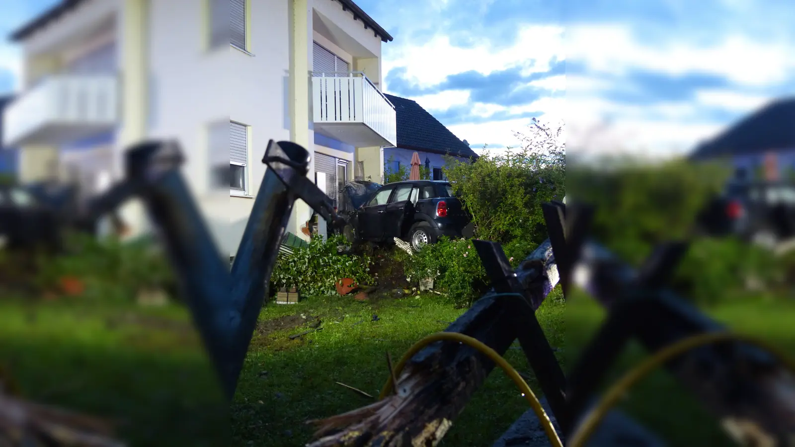 PKW schleudert in Vorgarten eines Mehrfamilienhauses. (Foto: PI Dachau)