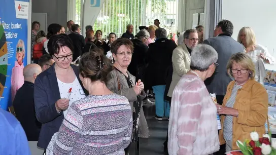Der gut besuchte Ausstellungsbereich beim Fachtag „Älter werden im Landkreis Dachau“. (Foto: LA Dachau/Melitta Fischer)