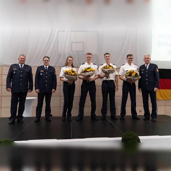 Bild mit den Seminarbesten v. l. n. r.: EPHK Assenbrunner, LPD Lachner, Franziska Hilscher, Fabian Miesbach, Christoph Rothmeier, Dominik Lotz und LPD Zeiler. (Foto: VI. Bereitschaftspolizeiabteilung Dachau)