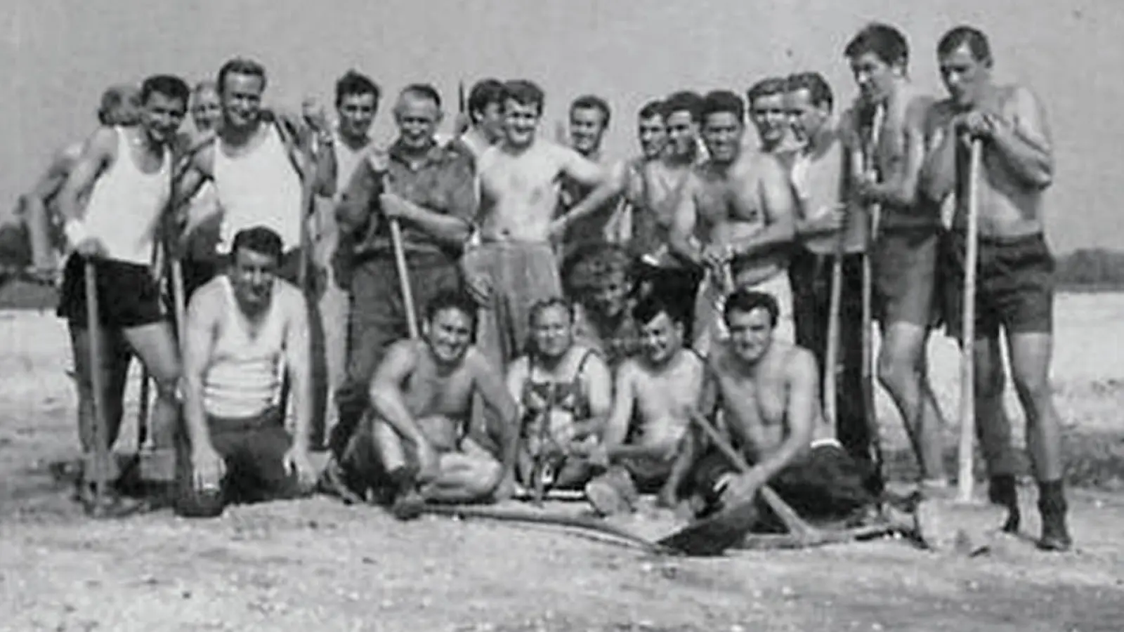 Viele Helfer packten beim Bau des Vereinsheims an - hier das Team beim Spatenstich 1967. (Foto: TSVE)