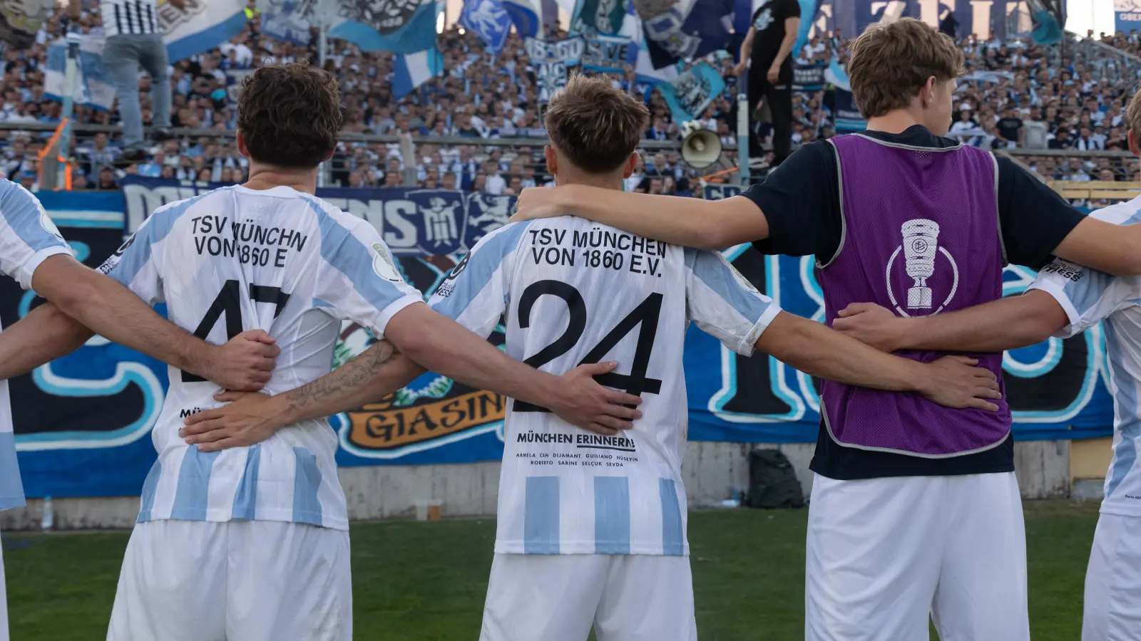 Eine Einheit: Mannschaft und Fans des TSV 1860 München. (Foto: Anne Wild)